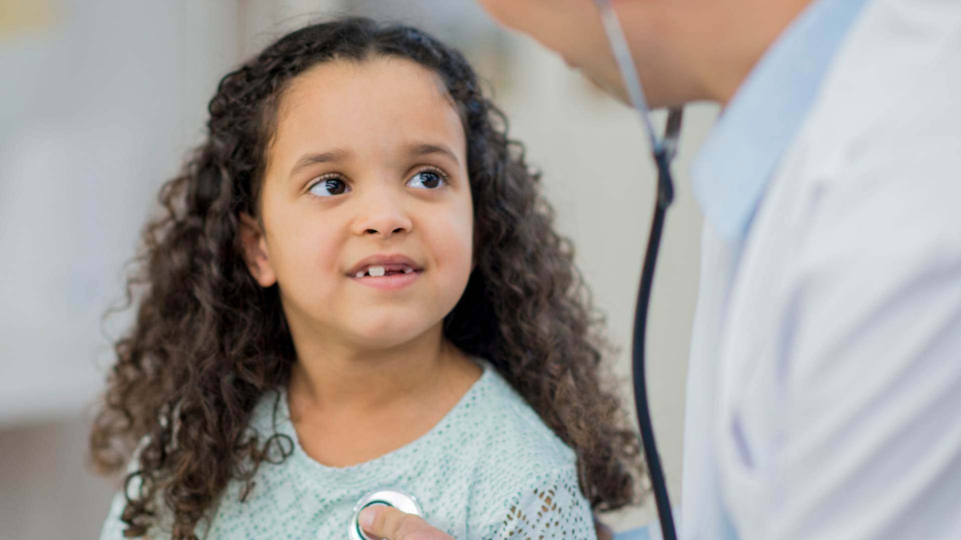 Mare amb el seu fill en consulta de pediatria